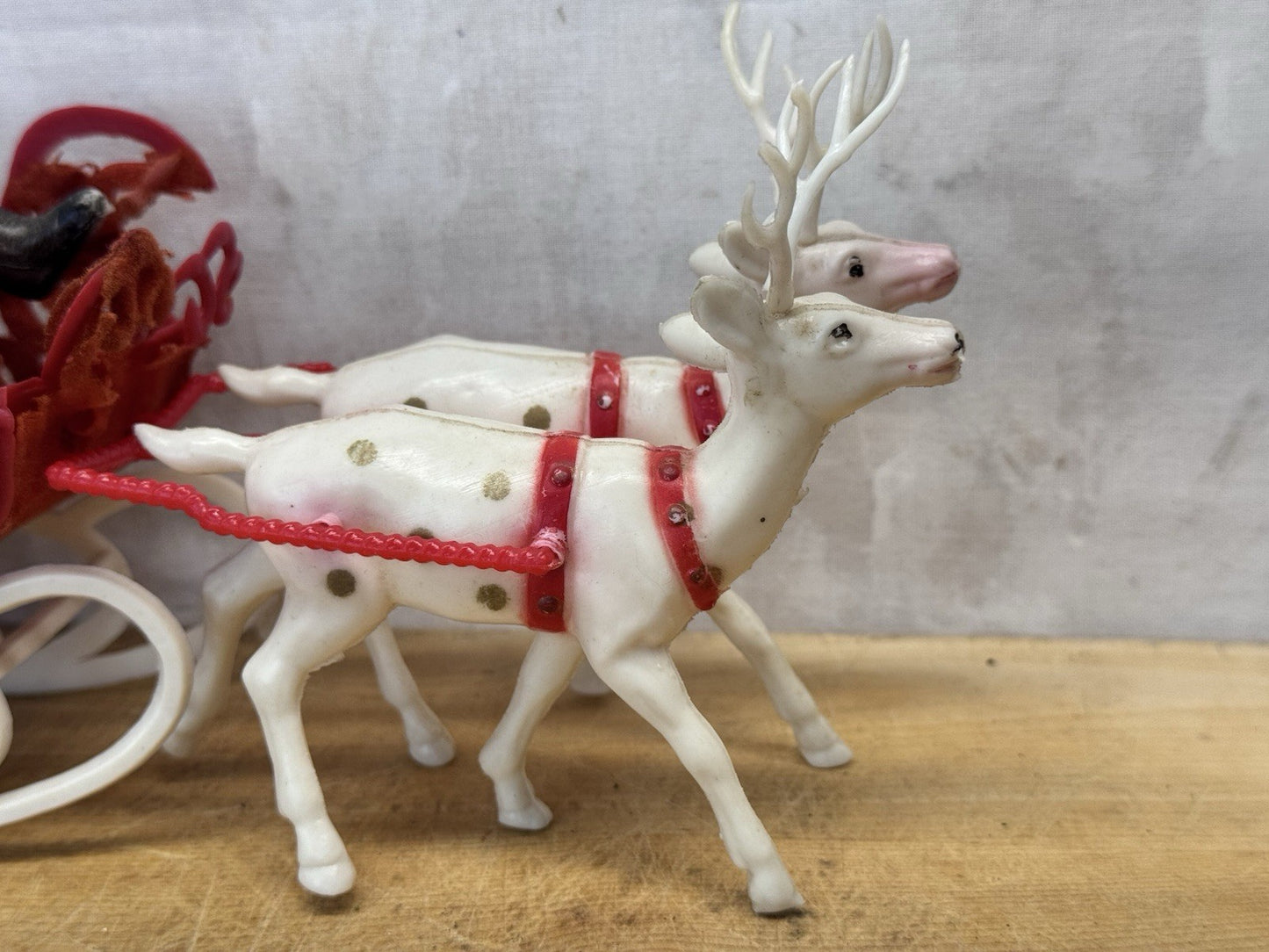 Vtg  Christmas Red Flocked Plastic Santa’s Sleigh & 4 White Reindeer #1592