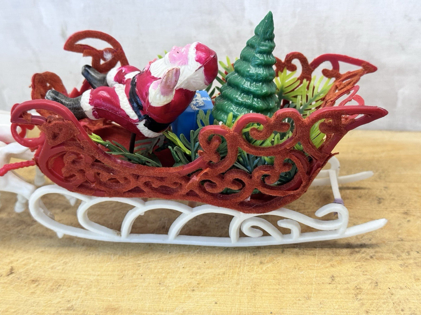 Vtg  Christmas Red Flocked Plastic Santa’s Sleigh & 4 White Reindeer #1592