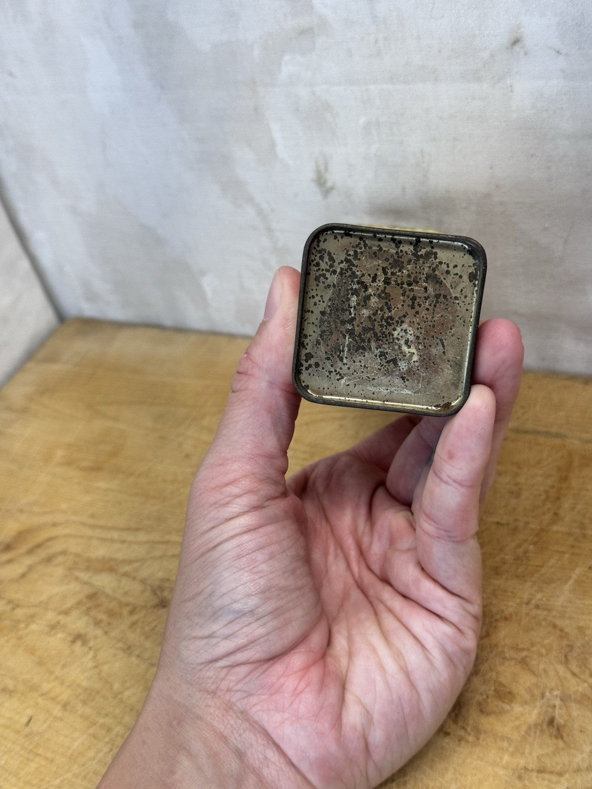 Kora Konia Medicated Powder Empty Tin Vtg #S-1831