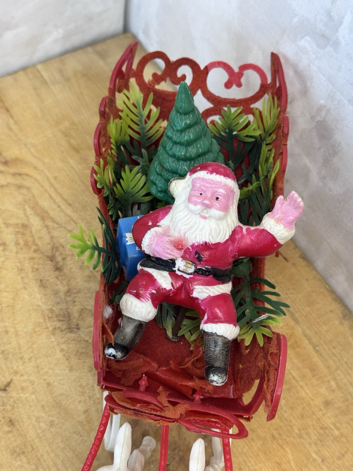 Vtg  Christmas Red Flocked Plastic Santa’s Sleigh & 4 White Reindeer #1592