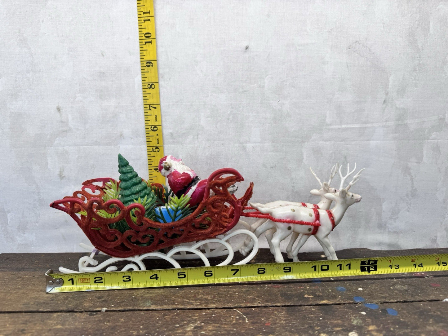 Vtg  Christmas Red Flocked Plastic Santa’s Sleigh & 4 White Reindeer #1592
