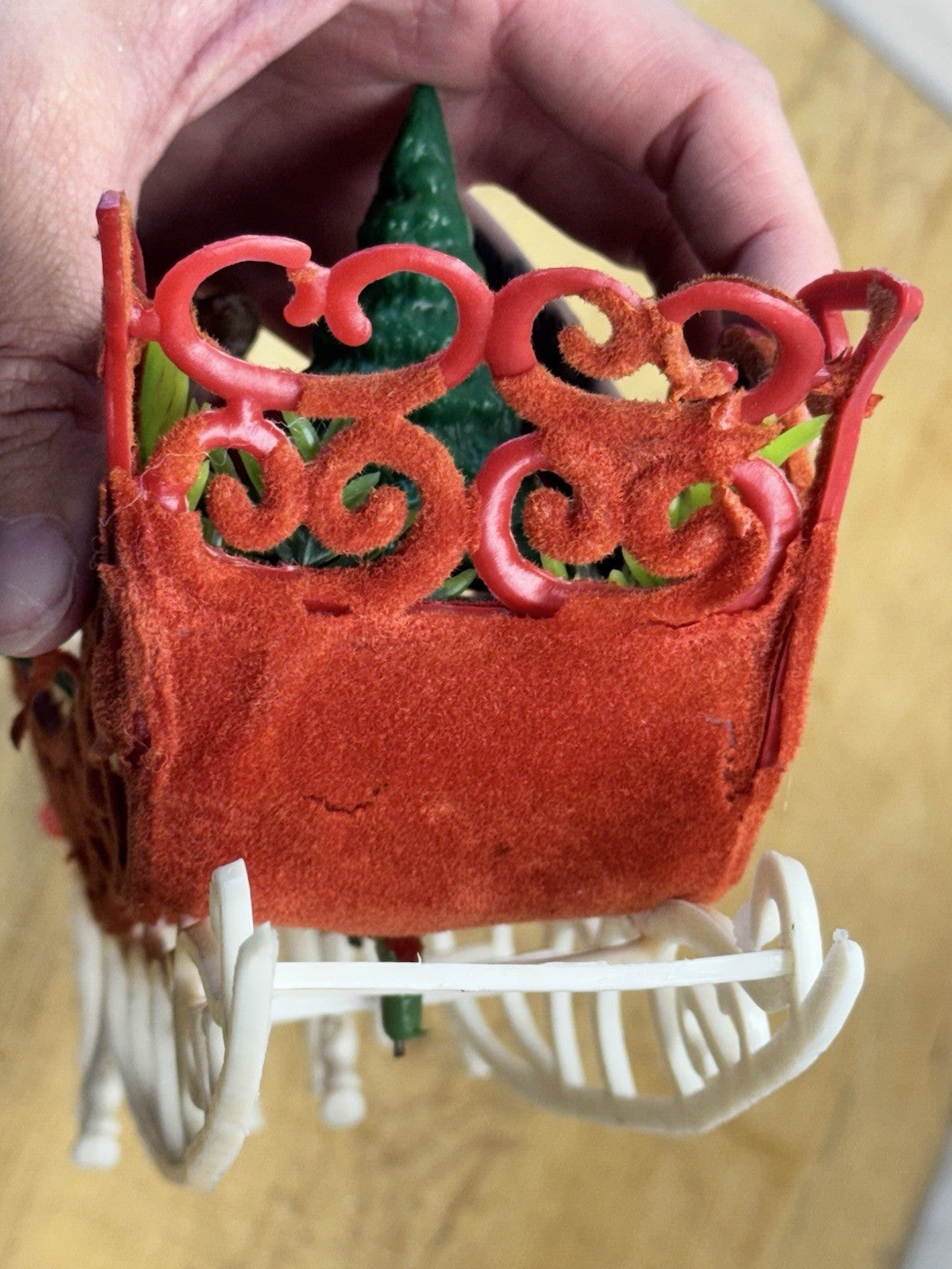 Vtg  Christmas Red Flocked Plastic Santa’s Sleigh & 4 White Reindeer #1592