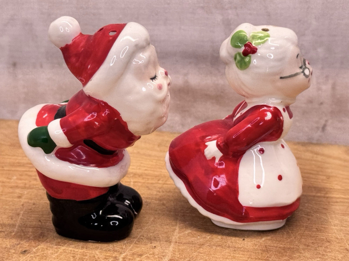 Mr Mrs Santa Claus Salt & Pepper Shakers Lefton Christmas #1396