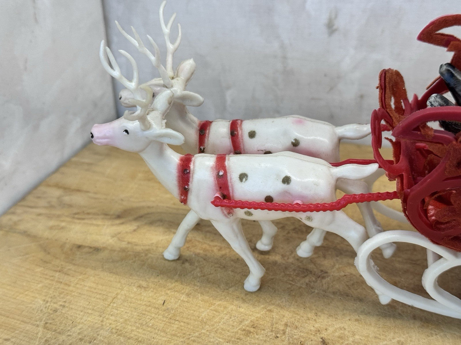 Vtg  Christmas Red Flocked Plastic Santa’s Sleigh & 4 White Reindeer #1592