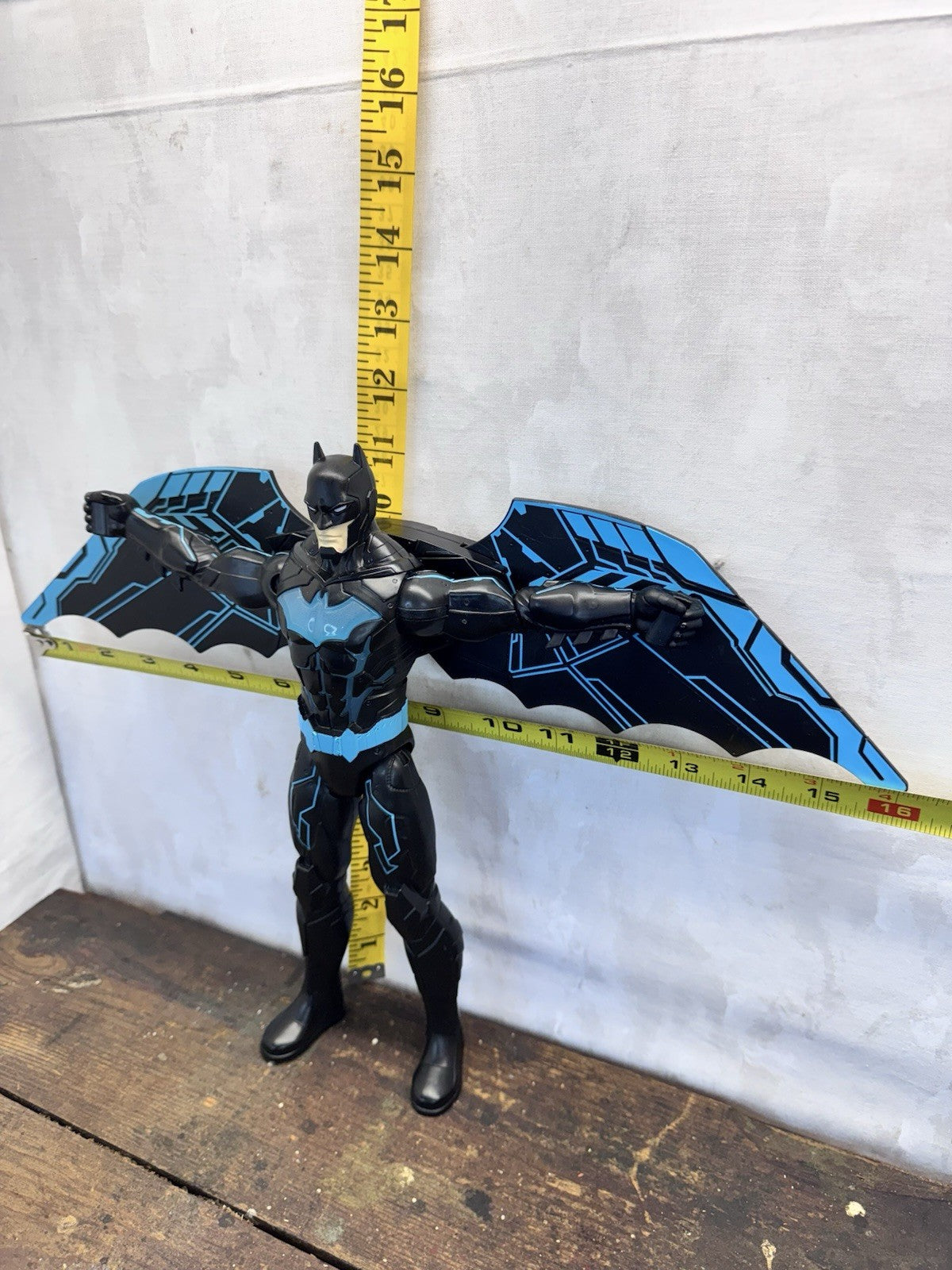 DC Comics Batman Bat-Tech 12-inch Deluxe Action Figure w/Expanding Wings #1370