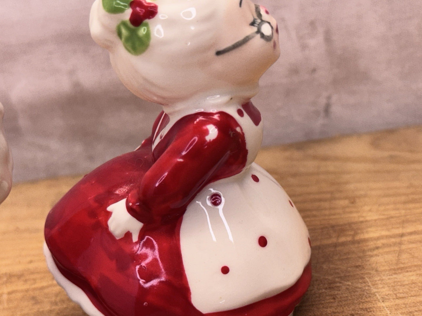 Mr Mrs Santa Claus Salt & Pepper Shakers Lefton Christmas #1396