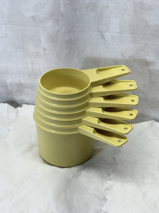 Vintage Plastic Tubberware Measuring CupsComplete Set Yellow #S-1909