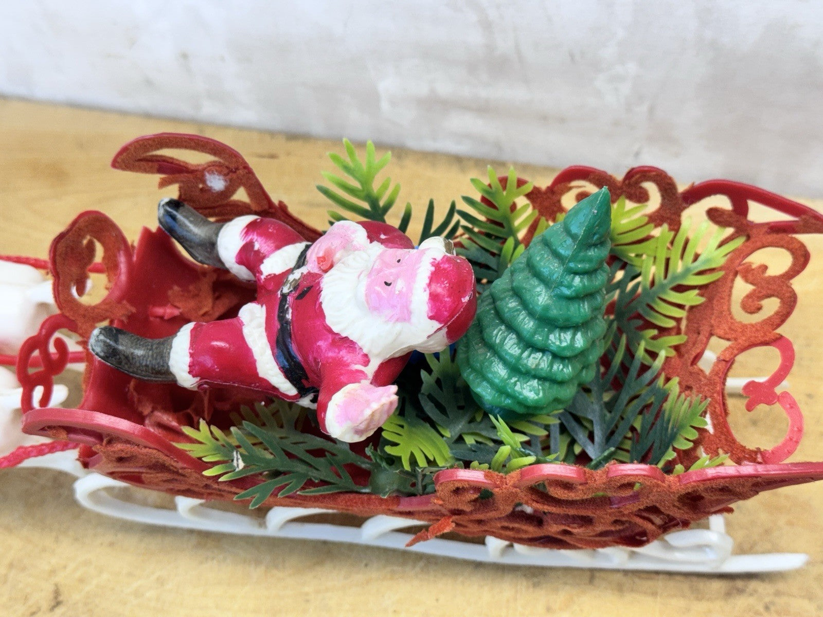 Vtg  Christmas Red Flocked Plastic Santa’s Sleigh & 4 White Reindeer #1592
