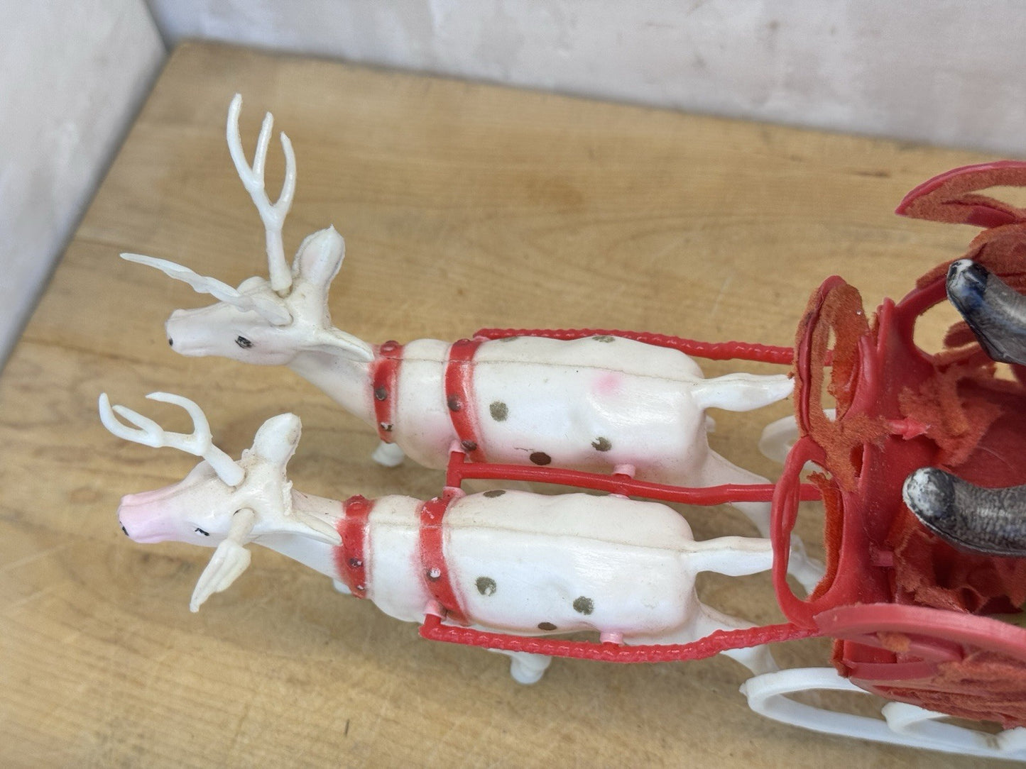 Vtg  Christmas Red Flocked Plastic Santa’s Sleigh & 4 White Reindeer #1592