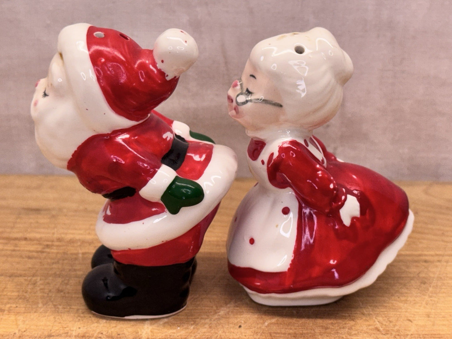 Mr Mrs Santa Claus Salt & Pepper Shakers Lefton Christmas #1396