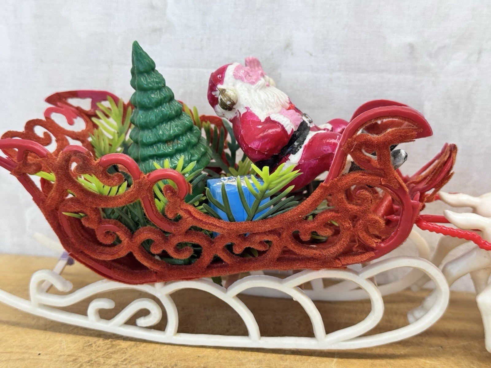 Vtg  Christmas Red Flocked Plastic Santa’s Sleigh & 4 White Reindeer #1592