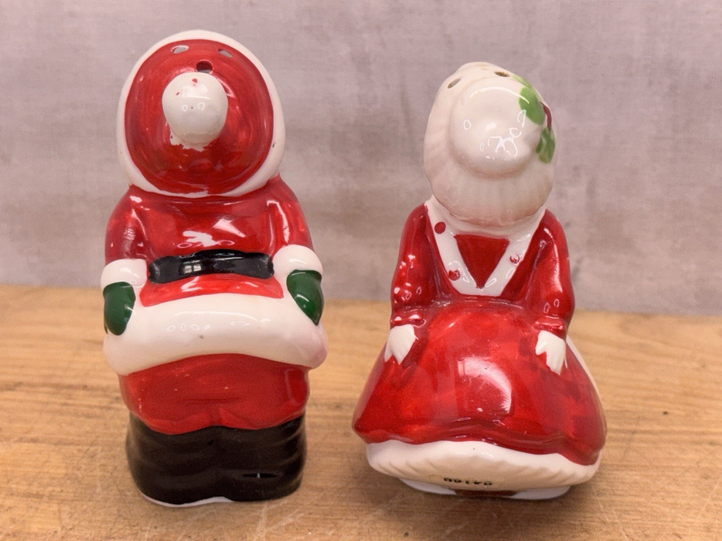 Mr Mrs Santa Claus Salt & Pepper Shakers Lefton Christmas #1396
