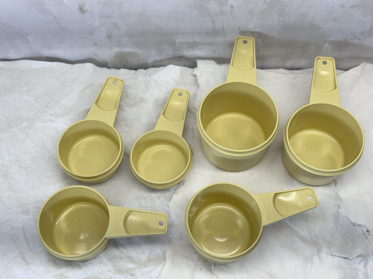 Vintage Plastic Tubberware Measuring CupsComplete Set Yellow #S-1909