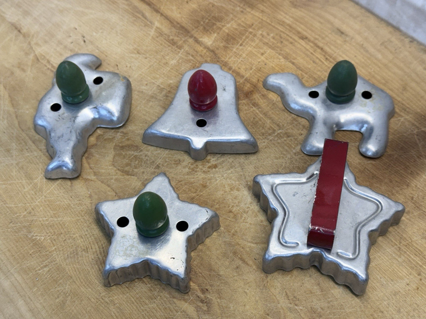 Five Christmas Cookie Cutters Vtg #1401