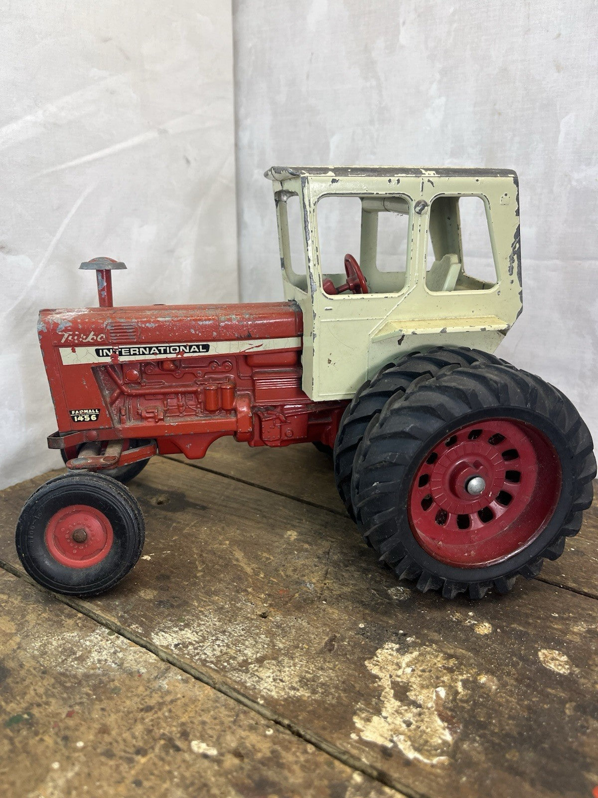 Vintage Collectible Mancave International Farmall 145c Tractor