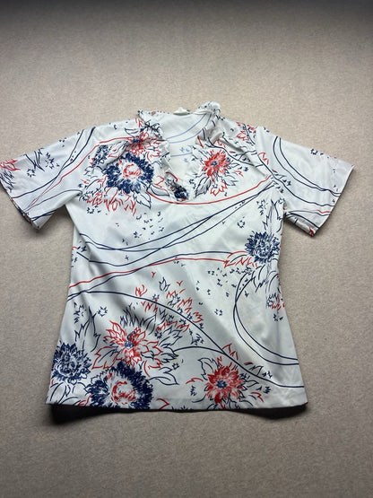 1970s, 80s Women’s White Flowered Knit S Sleeve Shirt 