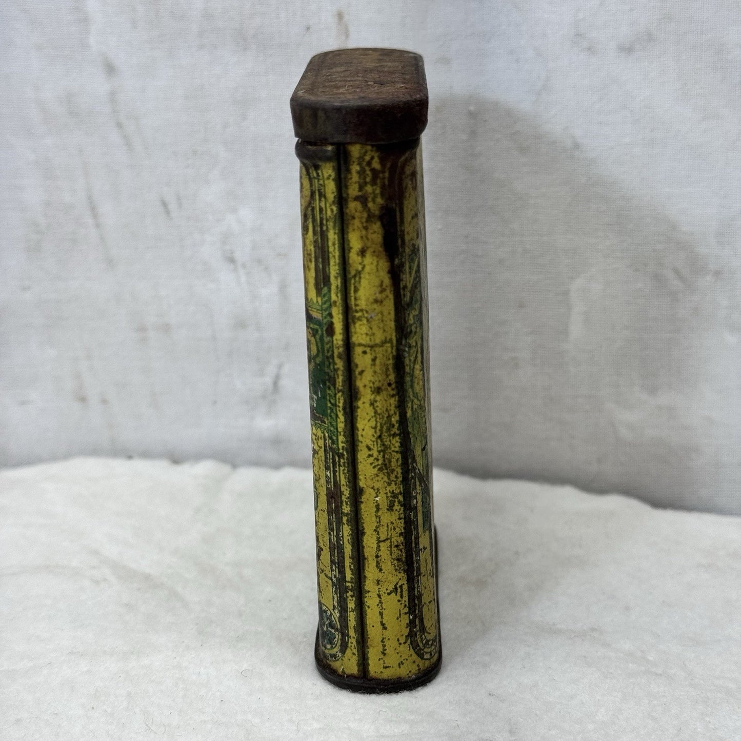 J.G Dills Best Cube Cut Club Tin Vintage