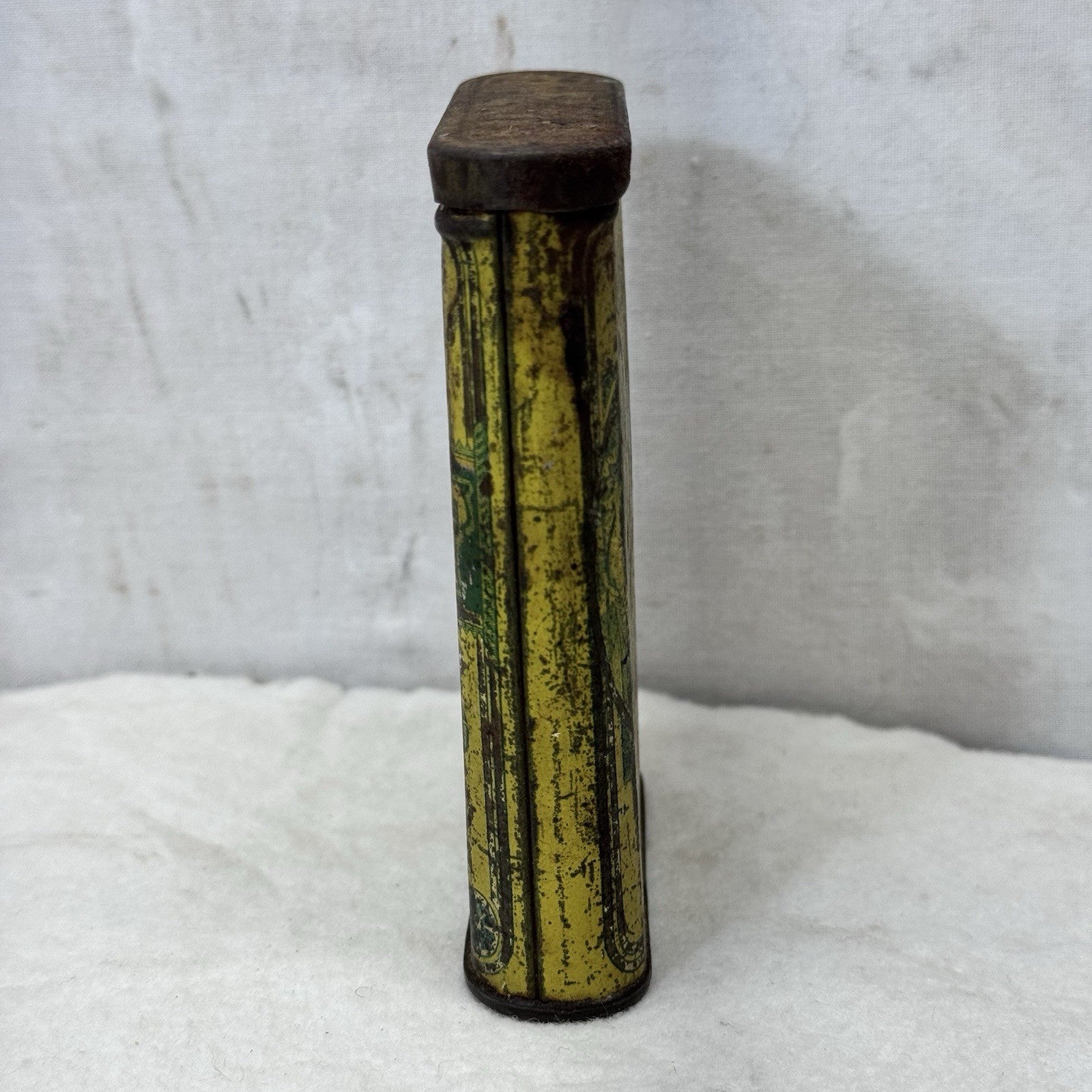 J.G Dills Best Cube Cut Club Tin Vintage