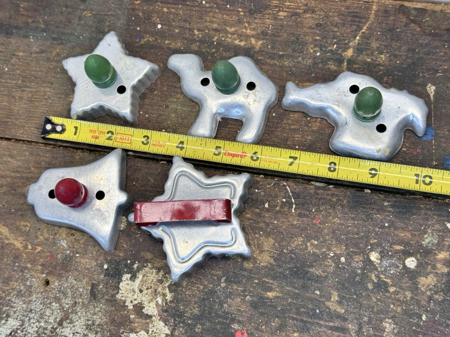 Five Christmas Cookie Cutters Vtg #1401