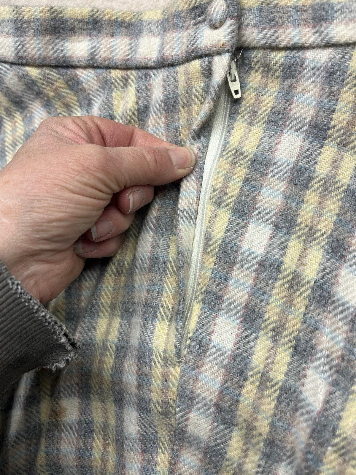 1960s Women’s Grey Plaid Wool Skirt