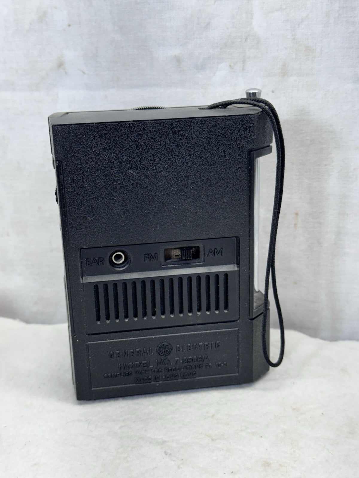 Vintage GE General Electric Model 7-2506A Handheld AM-FM Transistor Radio