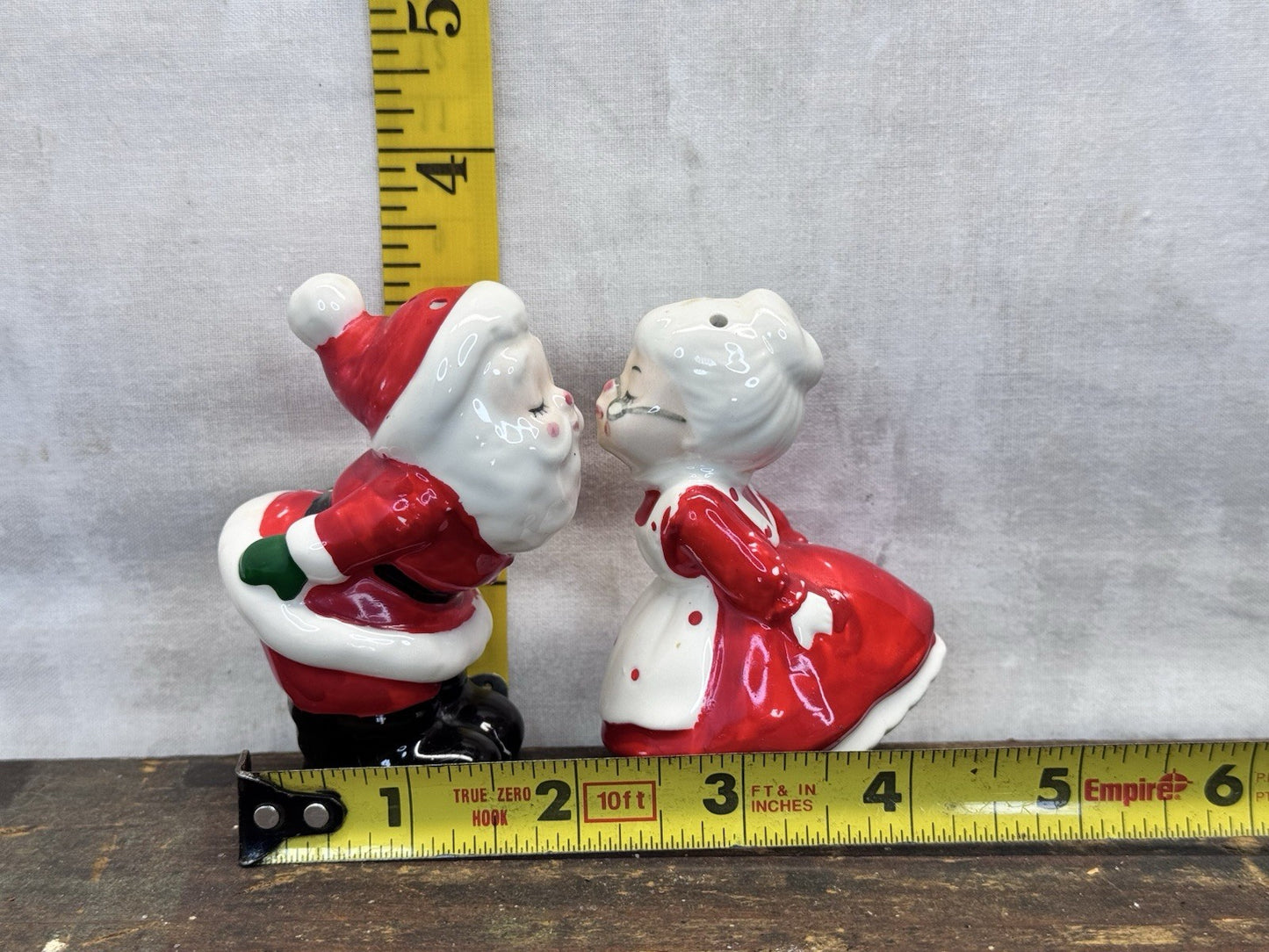 Mr Mrs Santa Claus Salt & Pepper Shakers Lefton Christmas #1396