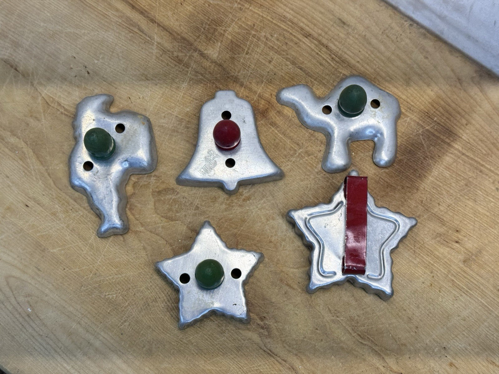 Five Christmas Cookie Cutters Vtg #1401