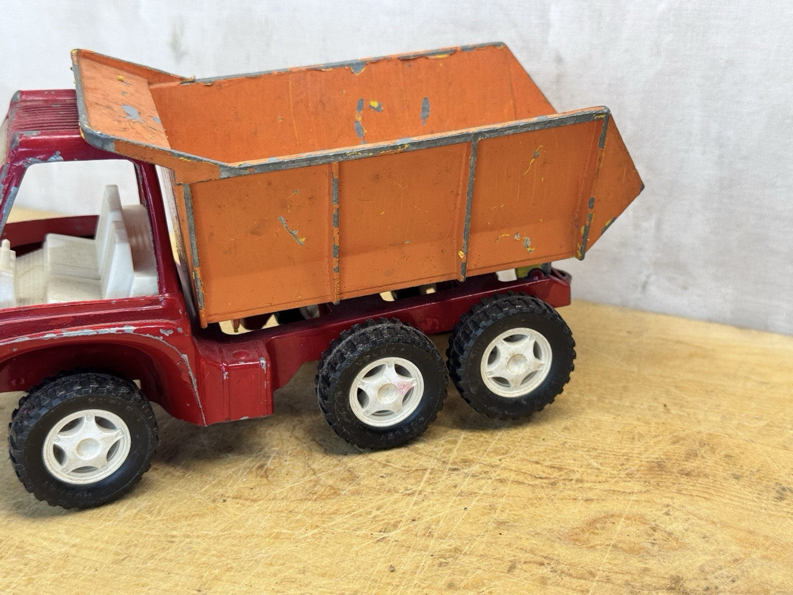 Vintage Hubley Metal Dump Truck Toy #S-1692