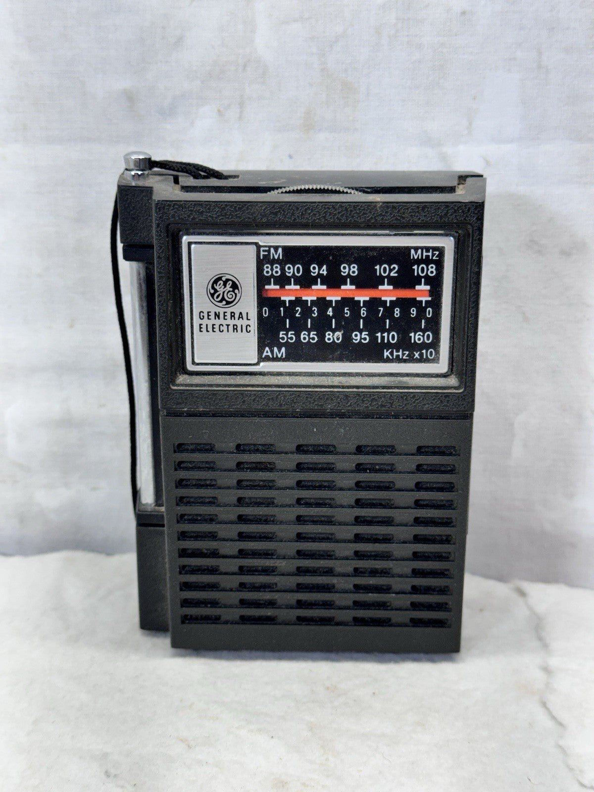 Vintage GE General Electric Model 7-2506A Handheld AM-FM Transistor Radio