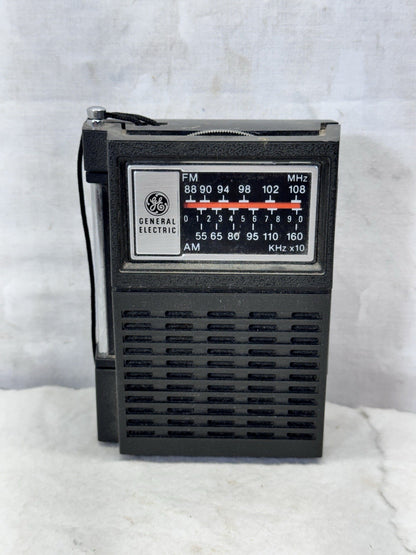 Vintage GE General Electric Model 7-2506A Handheld AM-FM Transistor Radio