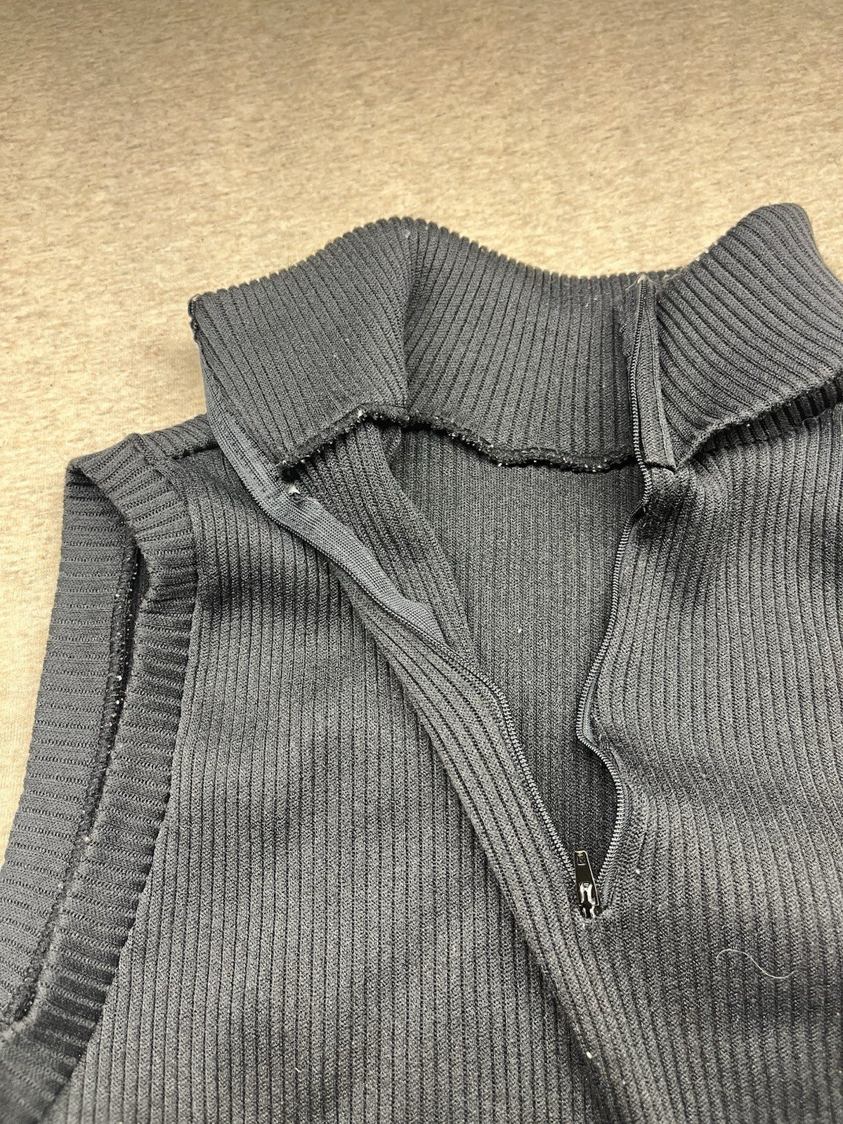 1970s Women’s Black Sleeveless Knit Top