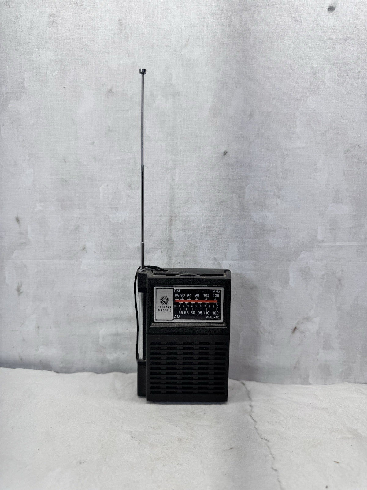 Vintage GE General Electric Model 7-2506A Handheld AM-FM Transistor Radio