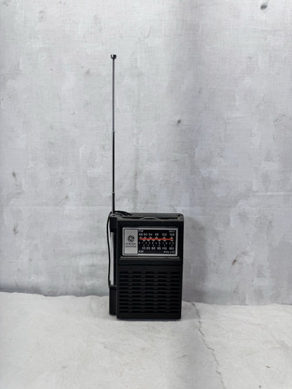 Vintage GE General Electric Model 7-2506A Handheld AM-FM Transistor Radio
