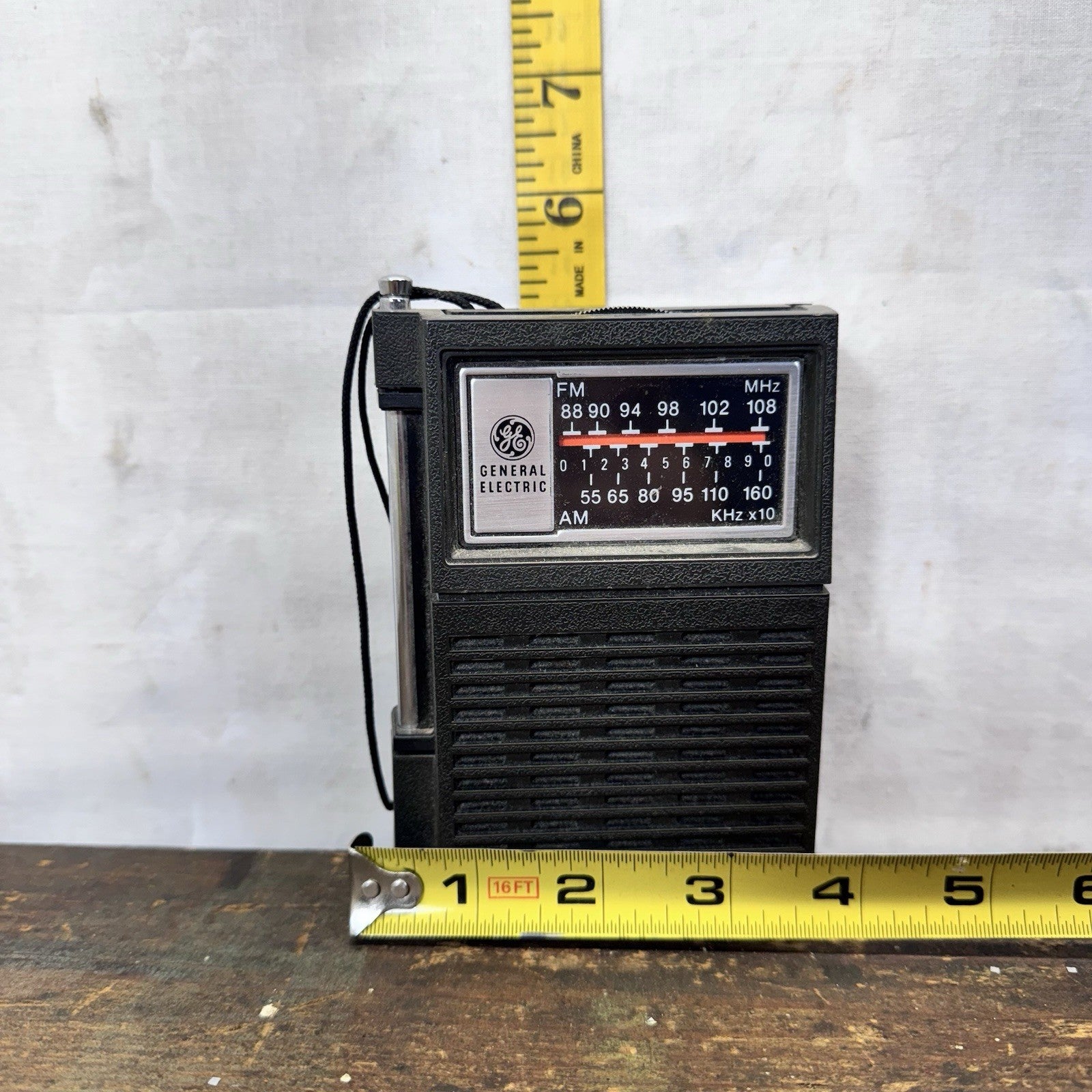 Vintage GE General Electric Model 7-2506A Handheld AM-FM Transistor Radio