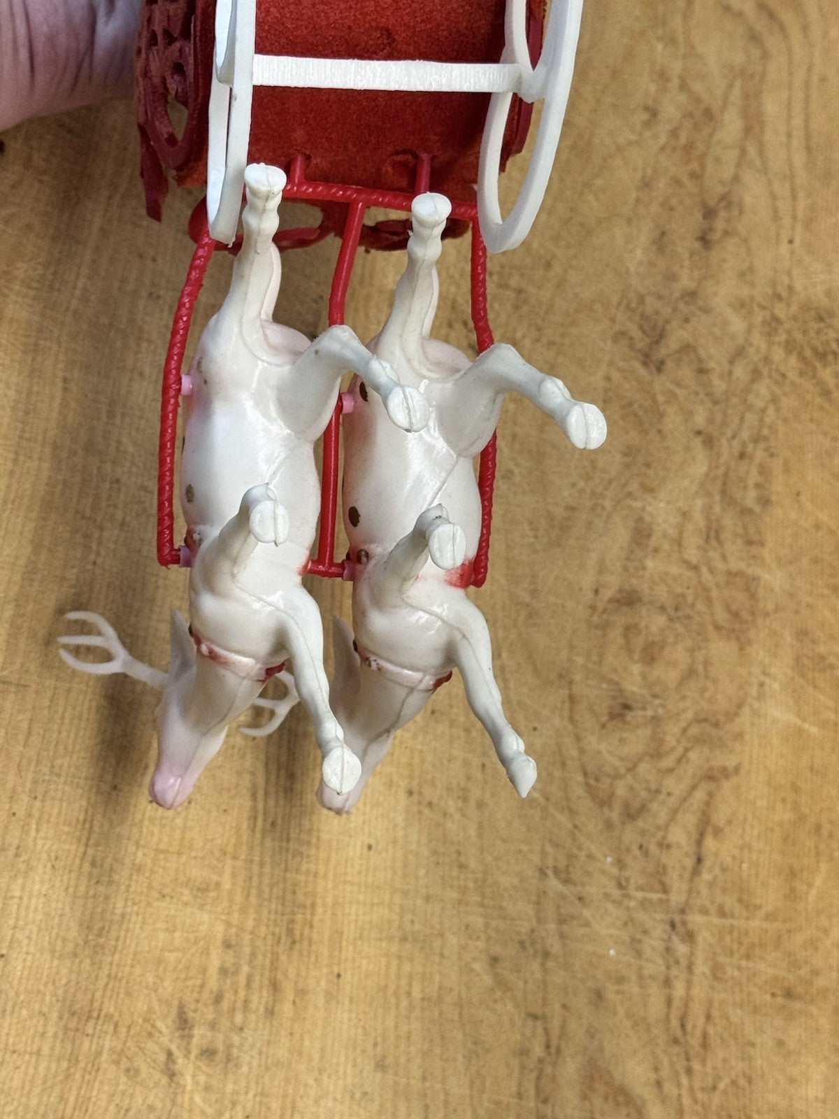 Vtg  Christmas Red Flocked Plastic Santa’s Sleigh & 4 White Reindeer #1592