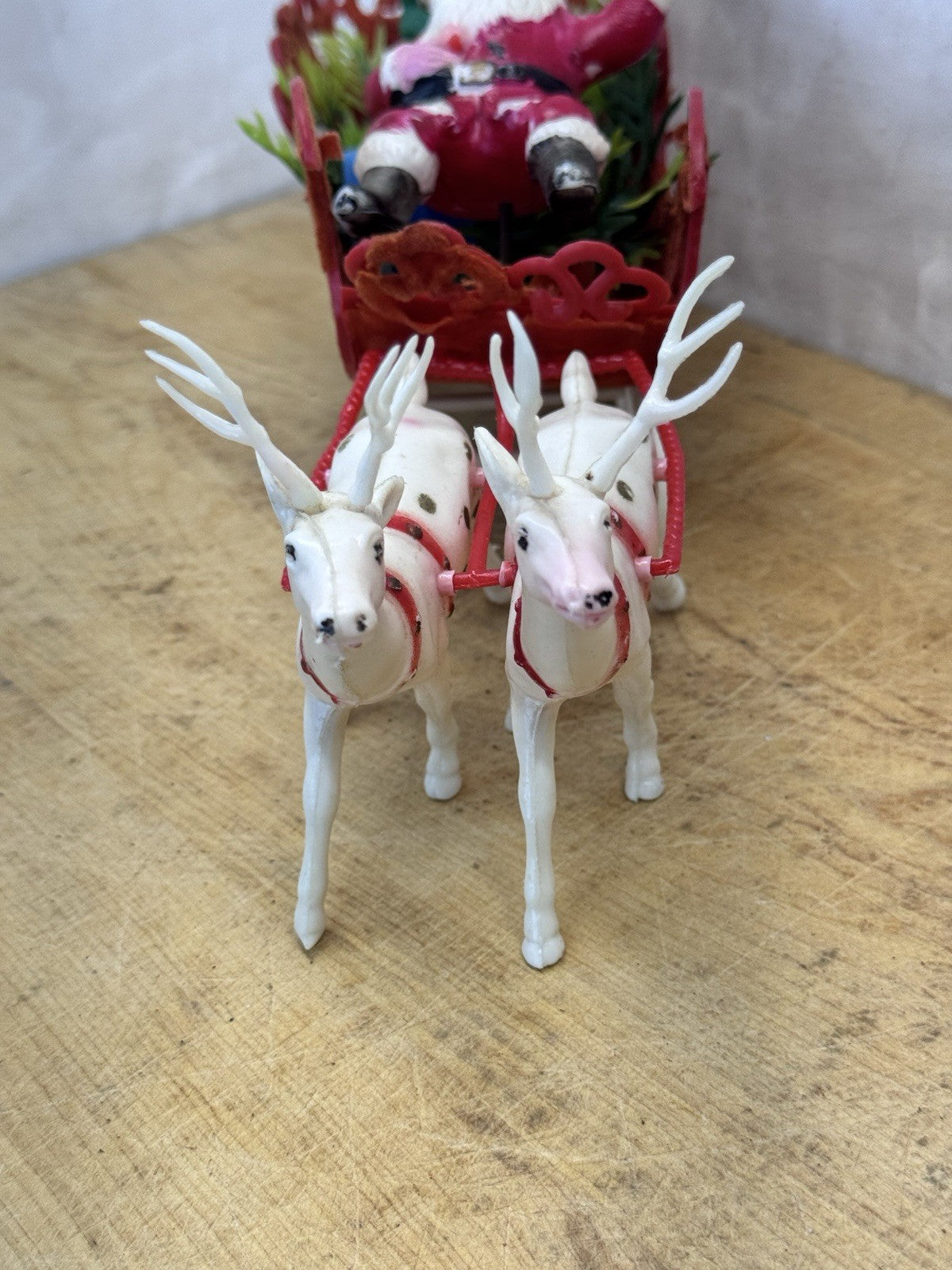 Vtg  Christmas Red Flocked Plastic Santa’s Sleigh & 4 White Reindeer #1592