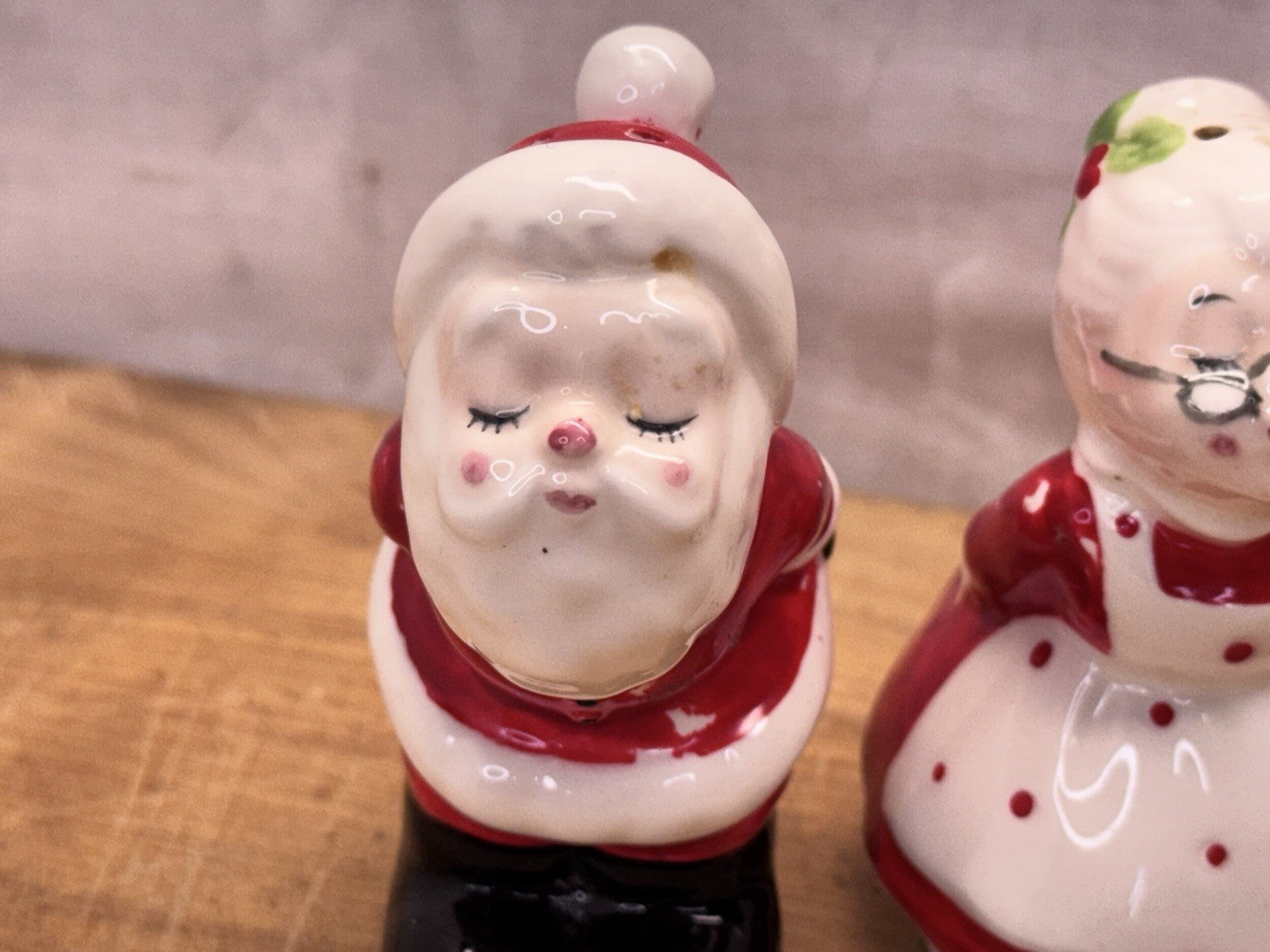 Mr Mrs Santa Claus Salt & Pepper Shakers Lefton Christmas #1396