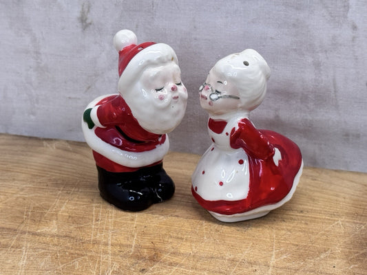 Mr Mrs Santa Claus Salt & Pepper Shakers Lefton Christmas #1396