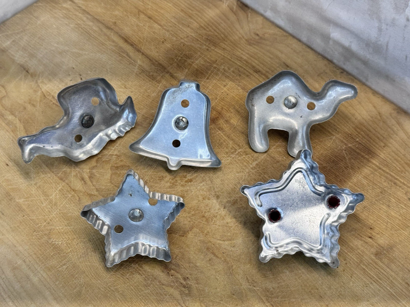 Five Christmas Cookie Cutters Vtg #1401