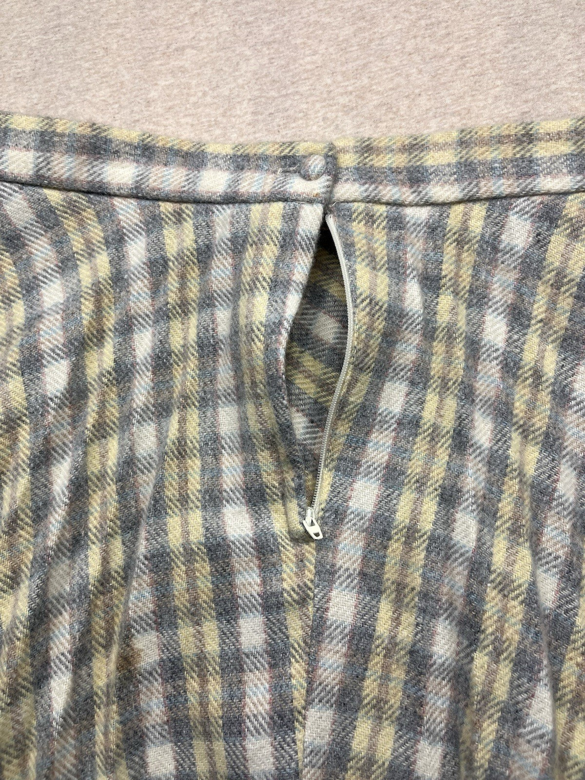 1960s Women’s Grey Plaid Wool Skirt