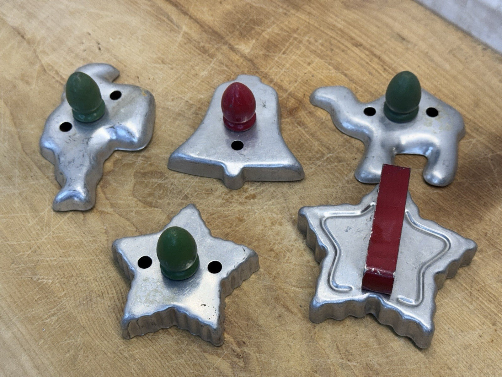 Five Christmas Cookie Cutters Vtg #1401