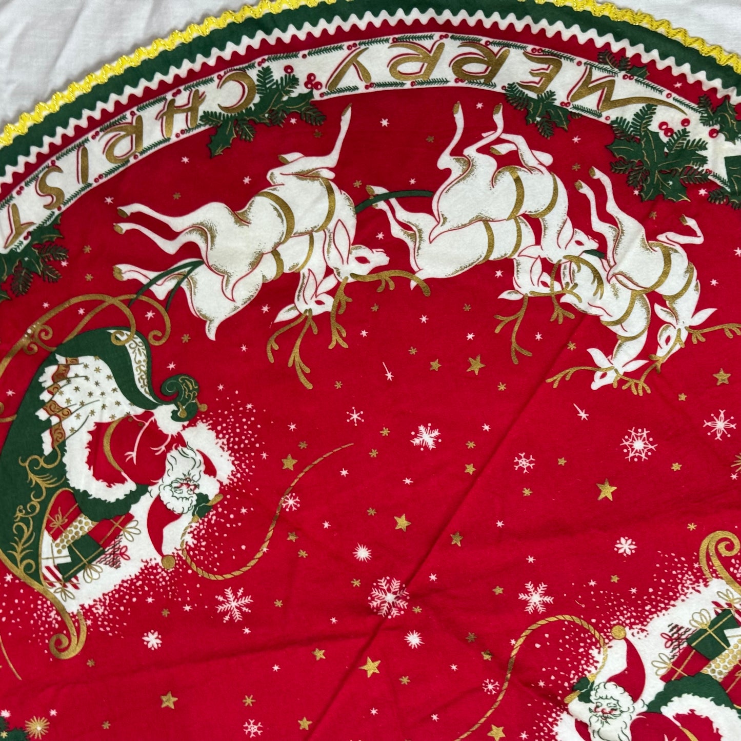 Christmas Tablecloth Round Santa Sleigh Vintage #2191