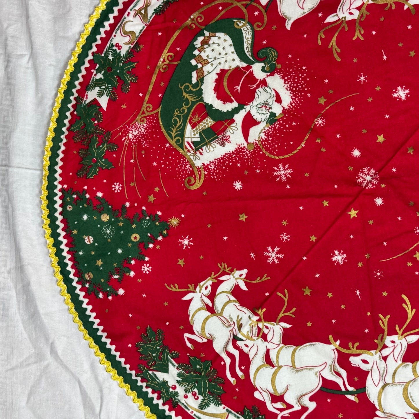 Christmas Tablecloth Round Santa Sleigh Vintage #2191